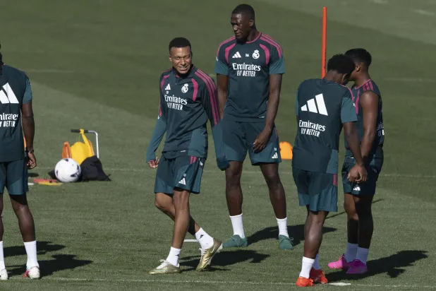 ريال مدريد يطارد برشلونة ويبحث عن انتصار جديد أمام إلتشي (إ.ب.أ)