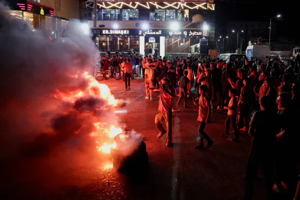 متظاهرون يحرقون الإطارات ويغلقون الطريق السريع بين حلب وتركيا سوريا احتجاجاً على ارتفاع أسعار الوقود الأحد (رويترز)