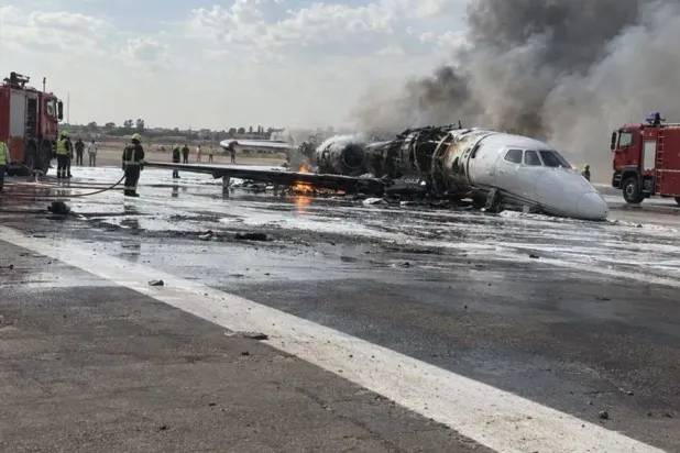 Dün Libya'nın Misrata Havalimanı'na iniş yaptıktan sonra uçakta çıkan yangını söndürme çalışmaları, (Yerel Medya)