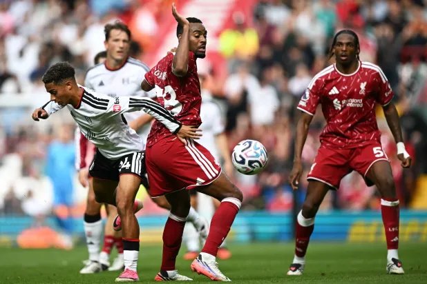 ليفربول واصل نتائجه المخيبة بتعادل مع فولهام (أ.ف.ب)
