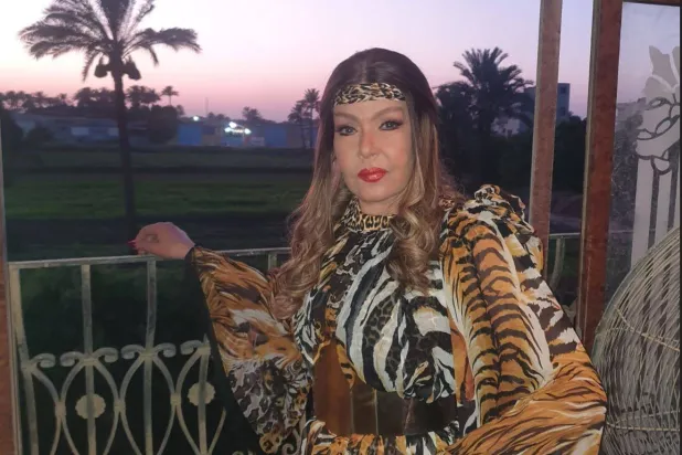 الفنانة لوسي في كواليس فيلم «الأسير» الذي تصوره حالياً (الشرق الأوسط)