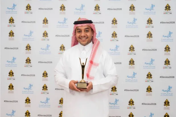  نائب الرئيس التنفيذي لقطاع رأس المال البشري والشؤون الإدارية في الهيئة عبد العزيز الحميد يتسلم الجائزة (الشرق الأوسط)