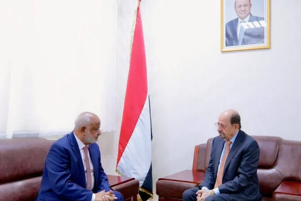 رئيس الوزراء اليمني شائع الزنداني مستقبلاً محافظ الحديدة الحسن طاهر في عدن (سبأ نت)