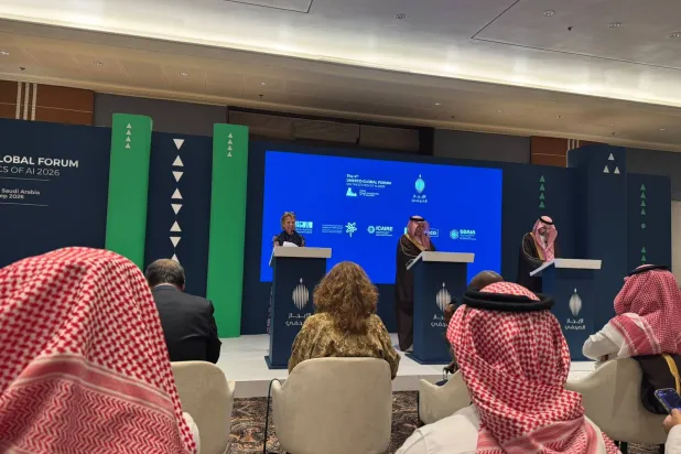 جانب من المؤتمر الصحافي على هامش المنتدى العالمي الرابع لـ«اليونيسكو» لأخلاقيات الذكاء الاصطناعي في الرياض (الشرق الأوسط)