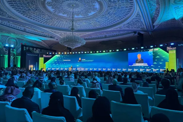نائبة المدير العام لـ"اليونيسكو" آسيا ريجينيه تتحدث في افتتاح المنتدى العالمي لأخلاقيات الذكاء الاصطناعي في الرياض (الشرق الأوسط)