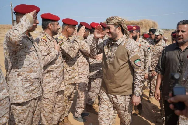 عضو مجلس القيادة الرئاسي اليمني عثمان مجلي يتفقد القوات المسلحة في حجة (إعلام حكومي)