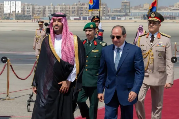 Mısır Cumhurbaşkanı Abdülfettah es-Sisi, Kahire’ye ulaşan Suudi Arabistan Veliaht Prensi Muhammed bin Selman’ı karşılarken (SPA)