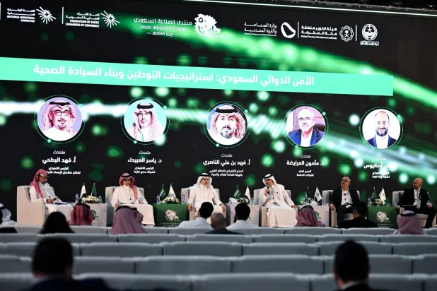 إحدى الجلسات الحوارية في «منتدى الصناعة السعودي» بجدة (الشرق الأوسط)