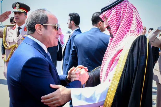 الرئيس المصري عبد الفتاح السيسي يستقبل الأمير محمد بن سلمان بمطار القاهرة الثلاثاء (الرئاسة المصرية)