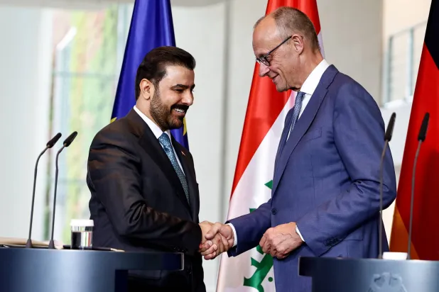 المستشار الألماني فريدريش ميرتس (يمين) ورئيس الوزراء العراقي علي الزيدي خلال مؤتمر صحافي في برلين 15 سبتمبر 2026 (إ.ب.أ)
