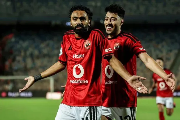 حسين الشحات «يسار» يحتفل مع زميله أكرم توفيق بثاني أهداف الأهلي في أبو قير (النادي الأهلي)
