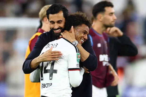 الإسباني ألفارو أربيلوا مدرب فولهام يحتفل مع لاعبه أوسكار بوب بالفوز على وست هام (رويترز)