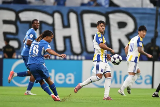 دياز في مواجهة مع بوابري لاعب الهلال (تصوير: صالح الغنام)
