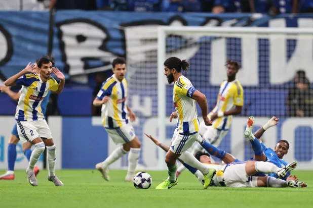 هيون يسقط متعثرا بعد احتكاكه بسامر فيل لاعب الهلال (تصوير: صالح الغنام)