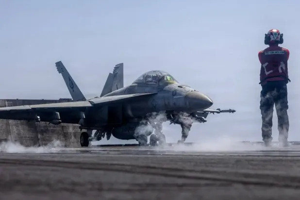ABD savaş uçağı, Umman Denizi’ndeki bir uçak gemisinden kalkışa hazırlanıyor (CENTCOM)