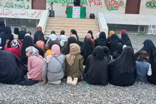 فتيات في صنعاء يتلقين أفكار الجماعة الحوثية (إعلام حوثي)