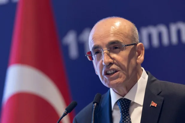وزير المالية محمد شيمشك يتحدث خلال اجتماع رابطة الصناعة والأعمال التركية في إسطنبول (رويترز)