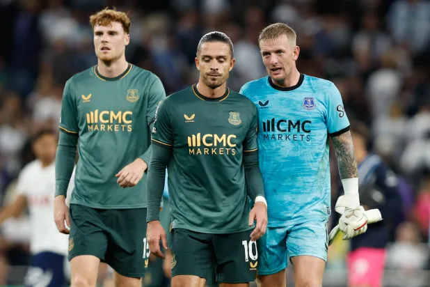جاك غريليش والحارس جوردان بيكفورد يتبادلان الحديث عقب مباراة إيفرتون وتوتنهام في الدوري الإنجليزي الممتاز (رويترز)