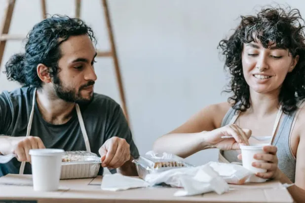 قد يؤدي تناول الزوجين وجباتهما بصورة منفصلة إلى نشوء ما يصفه خبراء بـ«ديناميكية رفقاء السكن» (بكسلز)
