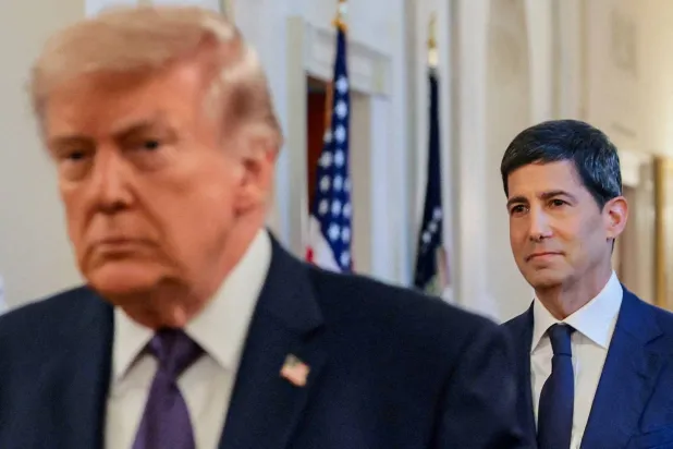 ترمب يصل مع رئيس الاحتياطي الفيدرالي الجديد كيفين وارش لحضور حفل أداء الأخير اليمين في البيت الأبيض في واشنطن (أرشيفية - رويترز)