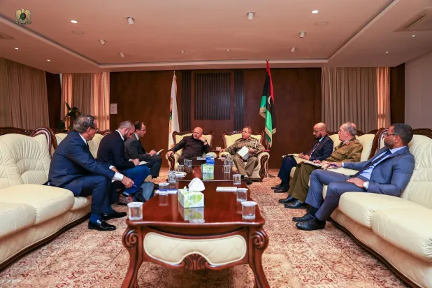 لقاء بين الفريق فرج الصوصاع المدعي العام العسكري بشرق ليبيا وكريم خان المدعي العام لـ«الجنائية الدولية» في نوفمبر 2022 (القيادة العامة)
