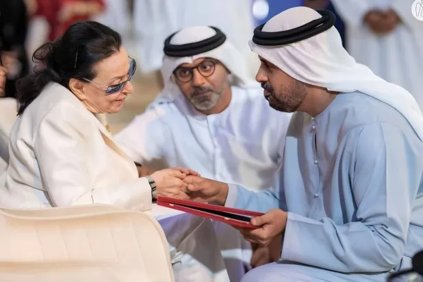 نجاة لحظة تكريمها من الشيخ ذياب بن محمد بن زايد آل نهيان (إدارة الجائزة)