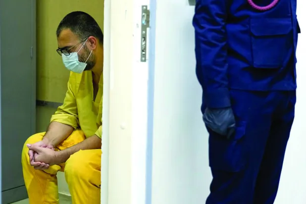 مشتبه بانتمائه إلى «داعش» يصل إلى مكان للاستجواب بسجن الكرخ في بغداد (أ.ب)