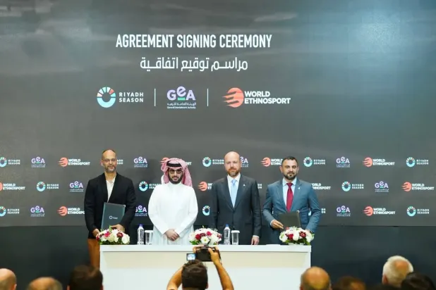 Anlaşmanın imza töreninde Türki Al eş-Şeyh ve Dünya Etnospor Konfederasyonu Başkanı Bilal Erdoğan (Riyad Sezonu)