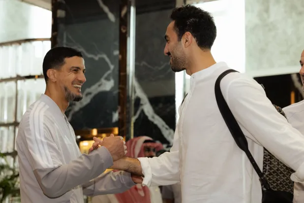 المفرج مستقبلا نواف العقيدي في مقر البعثة بجدة (المنتخب السعودي)