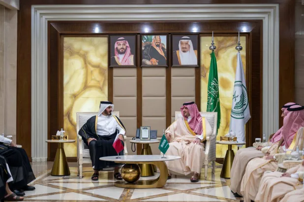 وزير الداخلية السعودي الأمير عبد العزيز بن سعود مستقبِلاً نظيره القطري الشيخ خليفة بن حمد في الرياض (واس)
