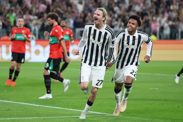 فولتماده لاعب اليوفي يحتفل بهدفه في المواجهة (رويترز)