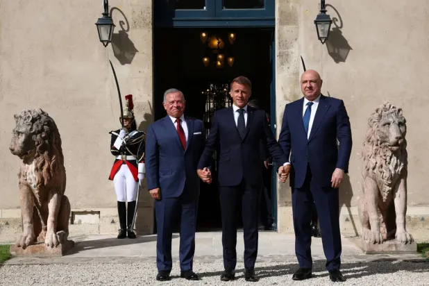 Lübnan ve Fransa cumhurbaşkanları ile Ürdün Kralı, dün öğle saatleri öncesinde Lübnan konulu toplantının düzenlendiği Les Invalides Sarayı önünde (AP)