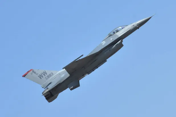 ABD Hava Kuvvetleri’ne ait F-16 savaş uçağı, Hindistan’ın Bengaluru kentindeki Yelahanka Hava Üssü’nde düzenlenen hava gösterisi sırasında manevra yapıyor (Arşiv-AFP)