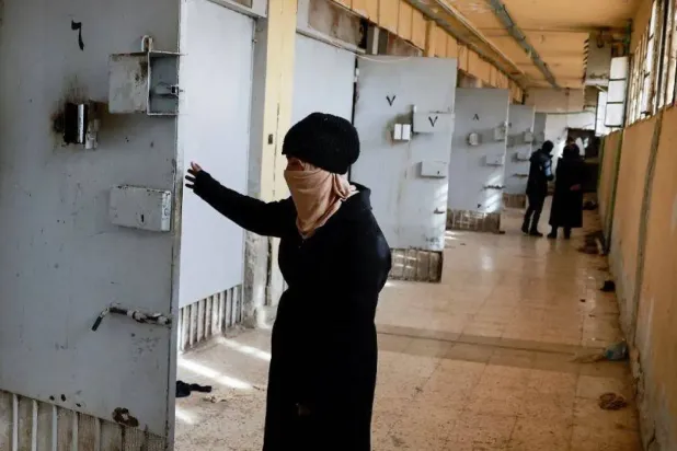 Esed rejiminin devrilmesi sonrası Suriye’deki Sednaya Hapishanesi’nden binlerce mahkûmun serbest bırakılmasının ardından bir kadın akrabalarını arıyor. (Reuters – Arşiv)