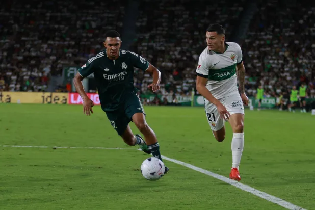 Real Madrid's Trent Alexander-Arnold (L) in action against Elche's Lucas Cepeda (R) during the Spanish LaLiga soccer match between Elche and Real Madrid, in Elche, Spain, 15 September 2026.  EPA/PABLO MIRANZO