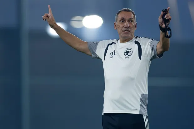 دونيس خلال قيادته تدريبات «الأخضر» الأخيرة (المنتخب السعودي)