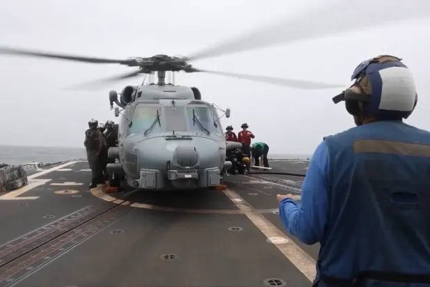İran’a uygulanan ablukanın bir parçası olarak, ABD’ye ait «USS Rafael Peralta» uçak gemisinin güvertesinden bir helikopter kalkıyor (CENTCOM)