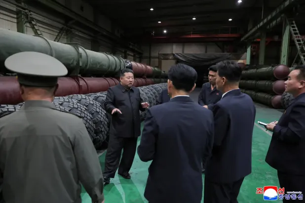 Kuzey Kore lideri Kim Jong-un, bu hafta başlıca mühimmat fabrikalarına üç gün süren bir denetim gezisi gerçekleştirdi (Reuters)