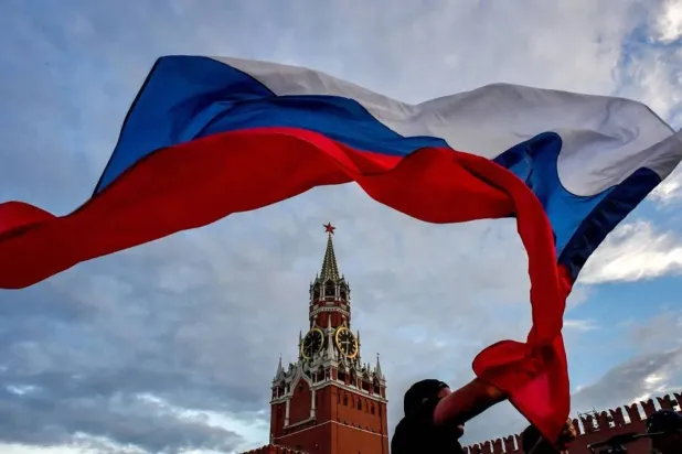 The Russian flag waving in front of the Kremlin in Moscow, July 1, 2018. (AFP / Yuri Kadobnov)

