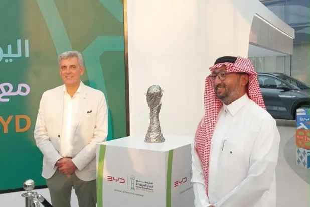 لحظة استقبال الكأس الخليجية في جدة (الشرق الأوسط)