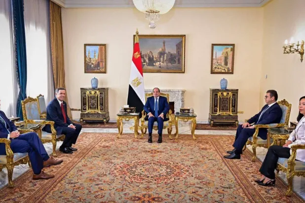 الرئيس المصري عبد الفتاح السيسي لدى استقباله رئيس وكالة المخابرات المركزية الأميركية في القاهرة (الرئاسة المصرية)