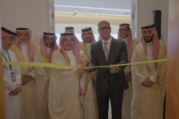 نائب وزير الصناعة ورئيس قطاع الأغذية في «بيبسيكو» خلال افتتاح المركز الإقليمي للبحث والتطوير في الرياض (تركي العقيلي)
