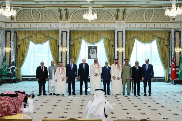 وقَّع ولي العهد السعودي الأمير محمد بن سلمان والرئيس التركي رجب طيب إردوغان ورئيس الوزراء الباكستاني شهباز شريف «اتفاقية مكة للدفاع المشترك» في 7 أغسطس الماضي (الرئاسة التركية)
