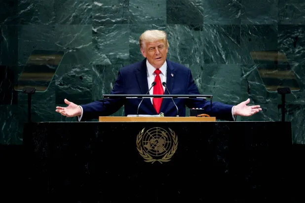 الرئيس الأميركي دونالد ترمب يلقي كلمة أمام الدورة الثمانين للجمعية العامة للأمم المتحدة في مقر المنظمة بمدينة نيويورك في 23 سبتمبر 2025 (رويترز)