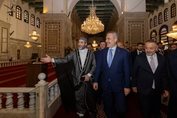 زيارة وزير الخارجية التركي هاكان فيدان الجامع الأموي الكبير وضريح صلاح الدين الأيوبي في العاصمة السورية دمشق يوم 14 سبتمبر (الخارجية التركية)