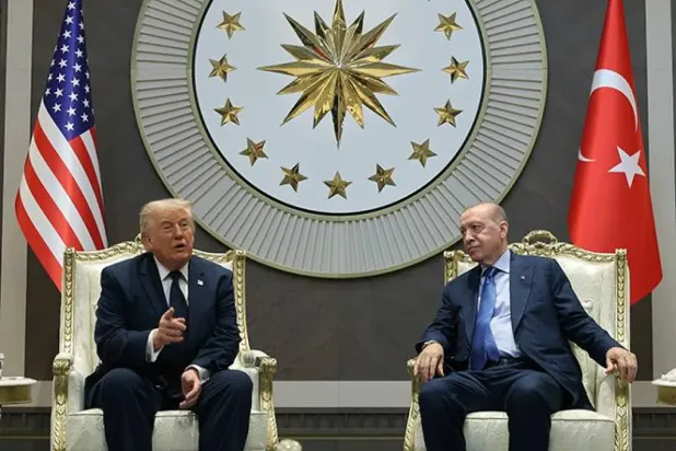ABD Başkanı Donald Trump, 7 Temmuz’da Ankara’da düzenlenen NATO Zirvesi öncesinde Cumhurbaşkanı Recep Tayyip Erdoğan ile görüşmesinde, Türkiye’ye yönelik CAATSA yaptırımlarını kaldırma sözü verdi (Türkiye Cumhurbaşkanlığı).