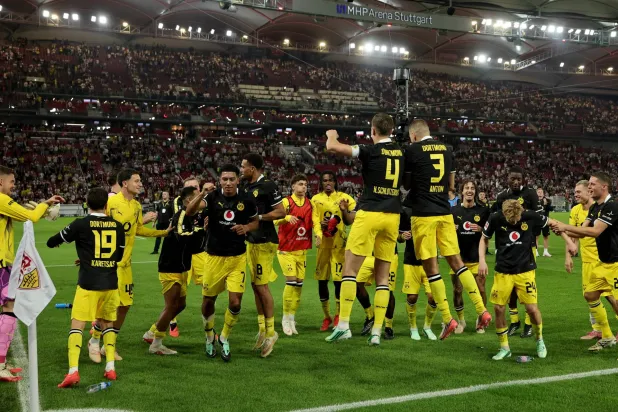 لاعبو بوروسيا دورتموند يحتفلون بالفوز على شتوتغارت وضمان الصدارة (إ.ب.أ)