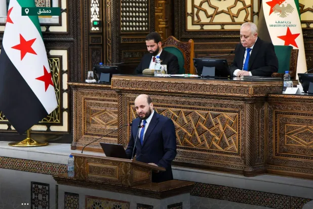 وزير الطاقة السوري محمد البشير يقدّم إحاطة في مجلس الشعب حول واقع قطاع الطاقة وارتفاع أسعار المحروقات (حساب الوزارة)