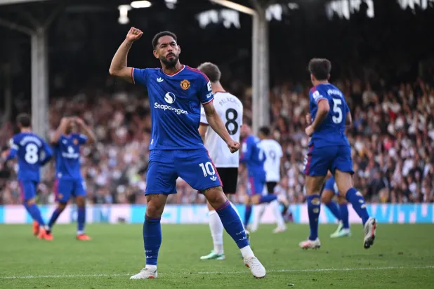 البرازيلي ماتيوس كونيا يحتفل بهدف التعادل لمان يونايتد (إ.ب.أ)