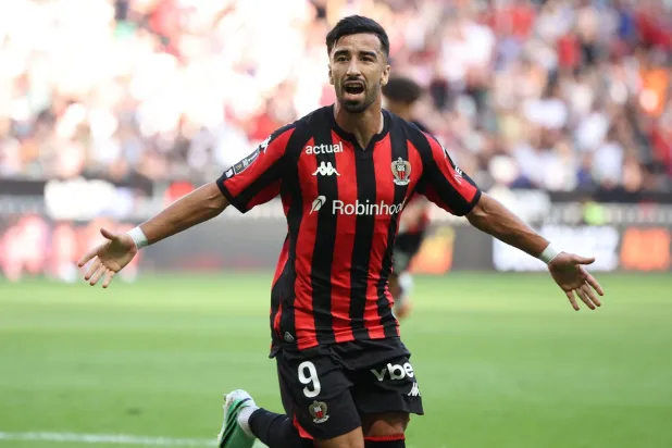 الجزائري محمد الأمين عمورة يحتفل بهدف نيس الثاني في مرمى ليل (أ.ف.ب)